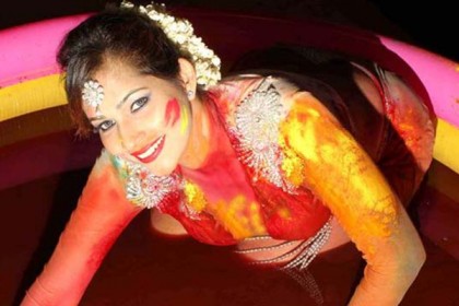 রাহুলের জন্য বিবস্ত্র হতে চাওয়া মডেলের এবার 'উষ্ণ' হোলি 