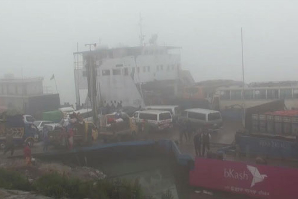 পাটুরিয়া-দৌলতদিয়া নৌরুটে ফেরি চলাচল বন্ধ