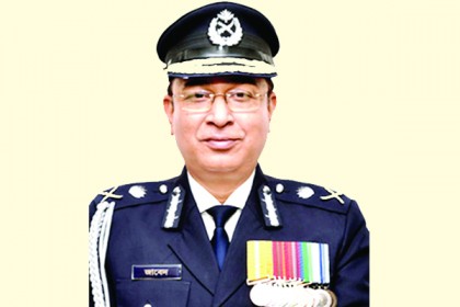 জাফর ইকবালকে দেখতে সিএমএইচে গেলেন আইজিপি