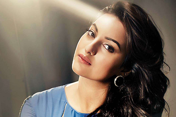 ক্রিকেট প্রেমের কারণে এবার শিরোনামে সোনাক্ষী সিনহা
