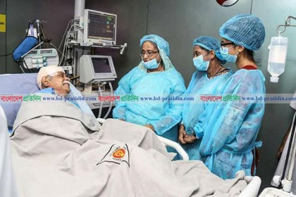 জাফর ইকবালকে দেখতে সিএমএইচে প্রধানমন্ত্রী