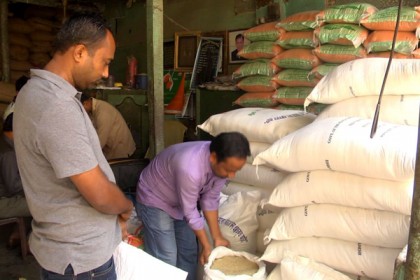 বরিশালে খোলা বাজারে কম দামে চাল-আটা বিক্রি শুরু