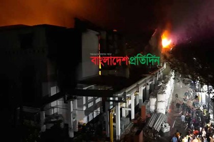 গাজীপুরে কম্পোজিট কারখানায় আগুন
