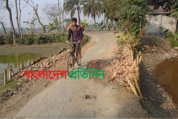 বাগাতিপাড়ায় রাস্তা ভেঙে পুকুরে, জনদুর্ভোগ চরমে