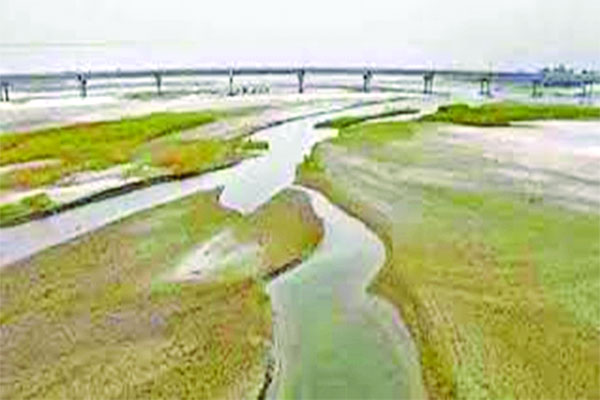 খরস্রোতা নদীর বুকে ধু-ধু বালুচর