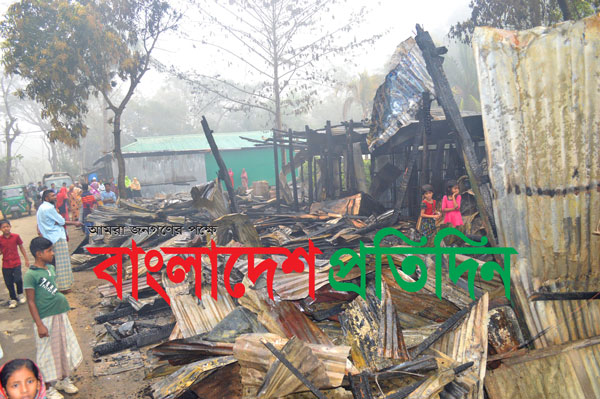 লামায় আগুনে পুড়ে ছাই ১০ দোকান