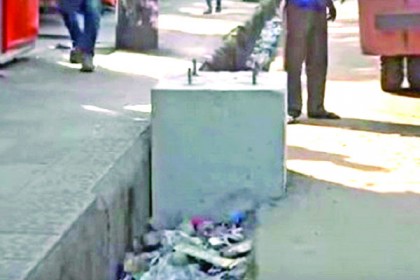 নালা ও ফুটপাথে বিদ্যুতের খুঁটি!