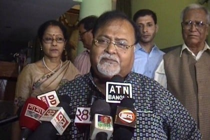 জাফর ইকবালের উপর হামলায় কলকাতা বুদ্ধিজীবীদের নিন্দা