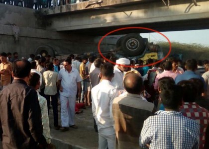ভারতে বরযাত্রী বহনকারী ট্রাক নদীতে, নিহত ২৫