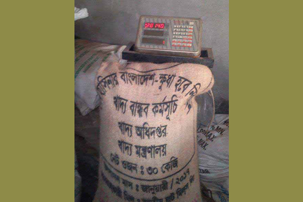 নাটােরে খোলা বাজারে চাল বিক্রিতে অনিয়মের অভিযোগ