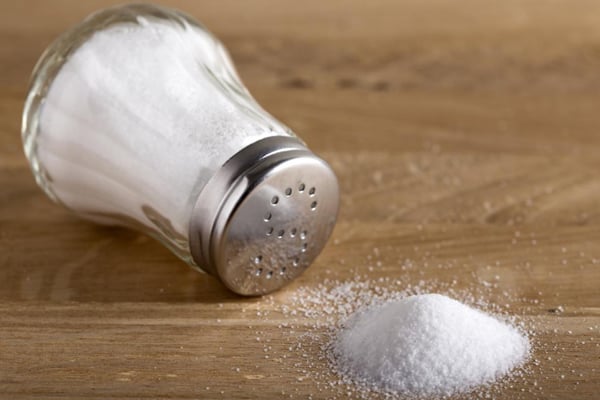চুলের যত্নে বিশেষ ভূমিকা রাখে লবণ