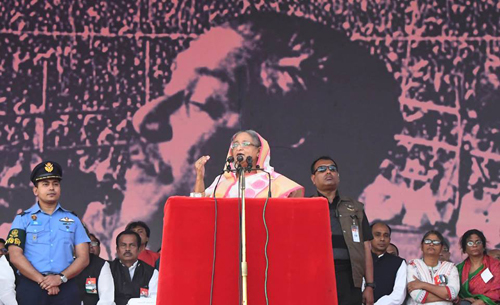 জনসভা মঞ্চে অধ্যাপক আবু সায়ীদ, আরেফিন, মাহবুবে, প্রাণ গোপাল