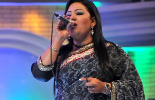 সমাবেশ মঞ্চে গান গাইলেন মমতাজ