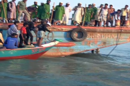 বরিশাল কীর্তনখোলা নদীতে ট্রলার ডুবি

