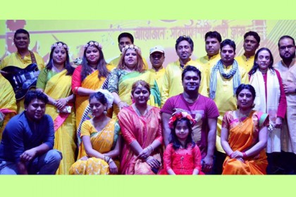 প্যারিসে বসন্তবরণ উৎসব