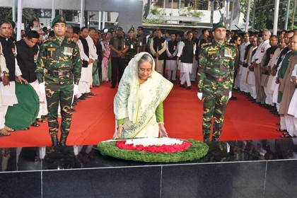 বঙ্গবন্ধুর প্রতিকৃতিতে প্রধানমন্ত্রীর শ্রদ্ধা