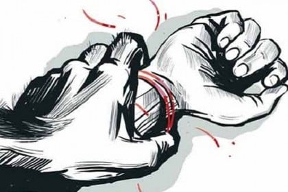 মায়ের সামনে পুলিশকর্মীর বিরুদ্ধে মেয়েকে ধর্ষণের অভিযোগ 