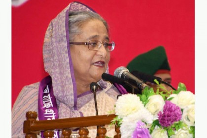 'মেয়েদের নিজের পায়ে দাঁড়াতে হবে'