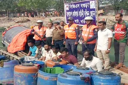 বরিশালে দুই ট্রলার বোঝাই বাগদা রেনু জব্দ, আটক ৬ 