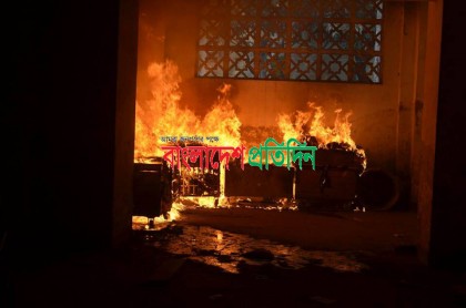 বায়তুল মোকাররমের পূর্ব গেটে আগুন