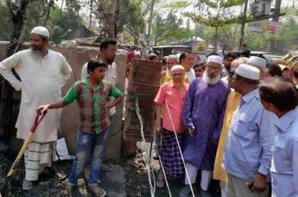 পিরোজপুরে অগ্নিকাণ্ডে ক্ষতিগ্রস্তদের পৌর মেয়রের আর্থিক সহায়তা