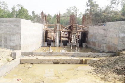 নবাবগঞ্জে স্লুইস গেটের কারণে বন্যার আশঙ্কায় এলাকাবাসী

