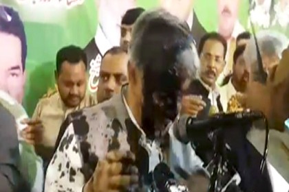 পাকিস্তানি পররাষ্ট্রমন্ত্রীর মুখে কালি নিক্ষেপ (ভিডিও)