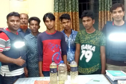 কলাপাড়ায় মদসহ ৪ যুবক আটক

