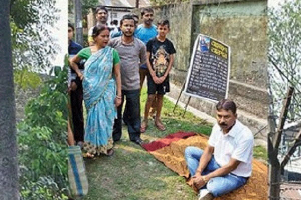 স্ত্রী ঘরে ঢুকতে না দেওয়ায় অনশনে স্বামী!