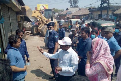 নোয়াখখালীতে সরকারি ভূমি উদ্ধারে অবৈধ স্থাপনা উচ্ছেদ 


