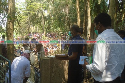 নোয়াখালীতে প্রবাসী হত্যার পুনঃতদন্তে কবর থেকে লাশ উত্তোলন