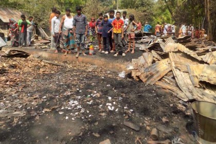 বরিশালে অগ্নিকাণ্ডে ৫টি বসতঘর ভস্মীভূত

