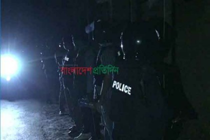 নাটোরে জঙ্গি আস্তানা সন্দেহে বাড়ি ঘেরাও
