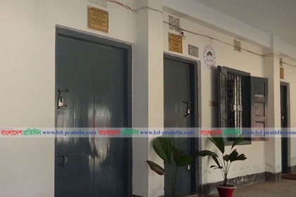 শ্রেণিকক্ষে তালা ঝুলিয়ে শিক্ষকদের চড়ুইভাতি!