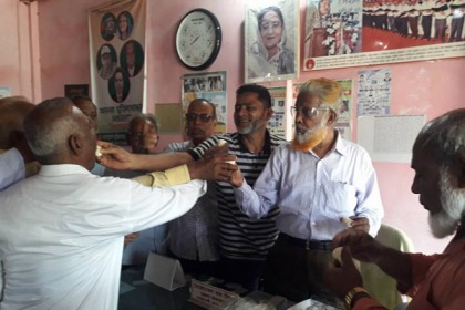 ৩ জনের ফাঁসির রায়ে নোয়াখালীতে মিষ্টি বিতরণ

