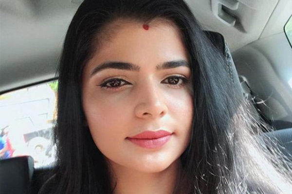 ভিড়ের মধ্যে সঙ্গীতশিল্পীর শরীরে হাত 