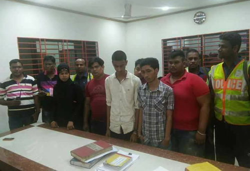 মোবাইল ফোনে প্রেম করে রেস্তোরাঁয় নিয়ে মুক্তিপণ দাবি