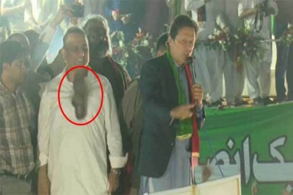 এবার ইমরান খানকে জুতা নিক্ষেপ!(ভিডিও)