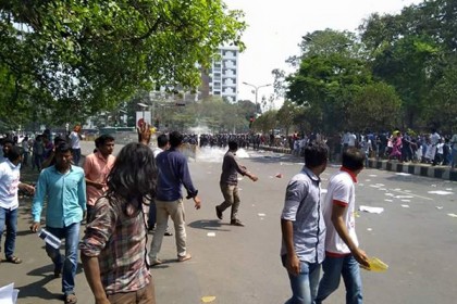 কোটা সংস্কারের দাবিতে আন্দোলনকারীদের ওপর পুলিশের টিয়ার শেল