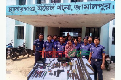 জামালপুরে বিদেশি পিস্তলসহ নারী আটক