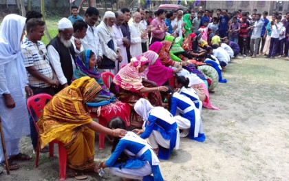 মা সমাবেশে মায়েদের পা ধুয়ে দিল শিক্ষার্থীরা
