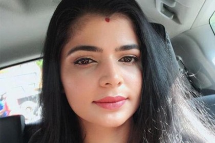 ভিড়ের মধ্যে সঙ্গীতশিল্পীর শরীরে হাত 