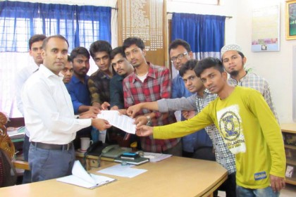 কোটার সংস্কারের দাবিতে হাবিপ্রবি শিক্ষার্থীদের স্মারকলিপি