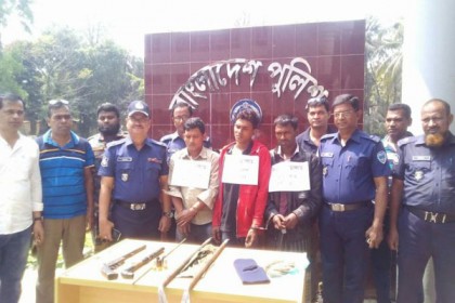নোয়াখালীতে অস্ত্রসহ ৩ ডাকাত গ্রেফতার

