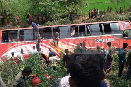 সাতকানিয়ায় যাত্রীবাহী বাস খাদে, নারীসহ আহত ২৩
