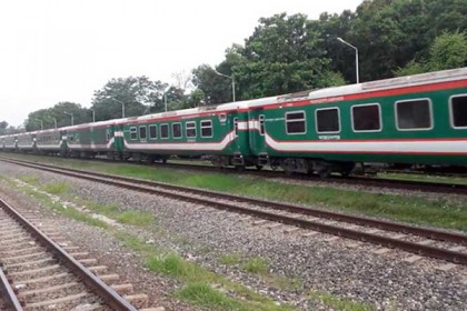 চলন্ত ট্রেনেই ধোঁয়া!