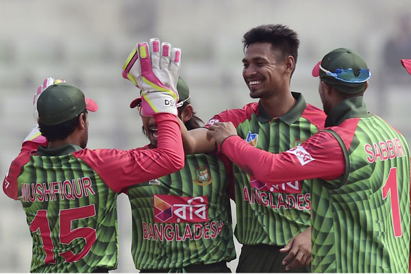 কুশল মেন্ডিসকে ফেরালেন মুস্তাফিজ