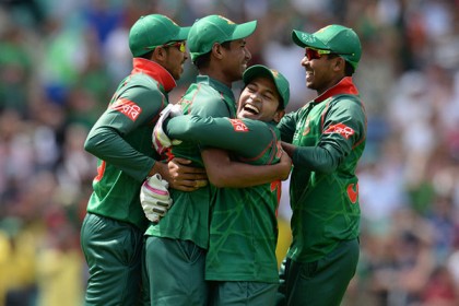 মুস্তাফিজ-সাকিবের বোলিং ঘূর্ণিতে চাপে শ্রীলঙ্কা