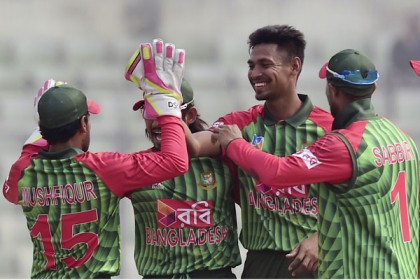 কুশল মেন্ডিসকে ফেরালেন মুস্তাফিজ