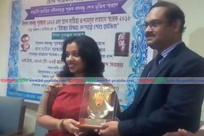 কলকাতায় বঙ্গবন্ধু পুরস্কার পেলেন মৌলি আজাদ